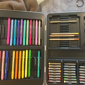 Art supplies kit